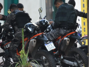 Escritora denuncia atropello policial en protesta