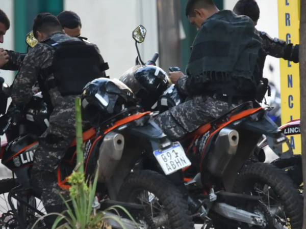 Escritora denuncia atropello policial en protesta