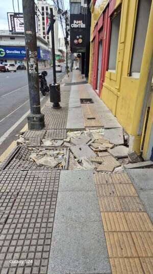 Lamentable vereda “inclusiva” en Asunción - Crónicas Ciudadanas - ABC Color
