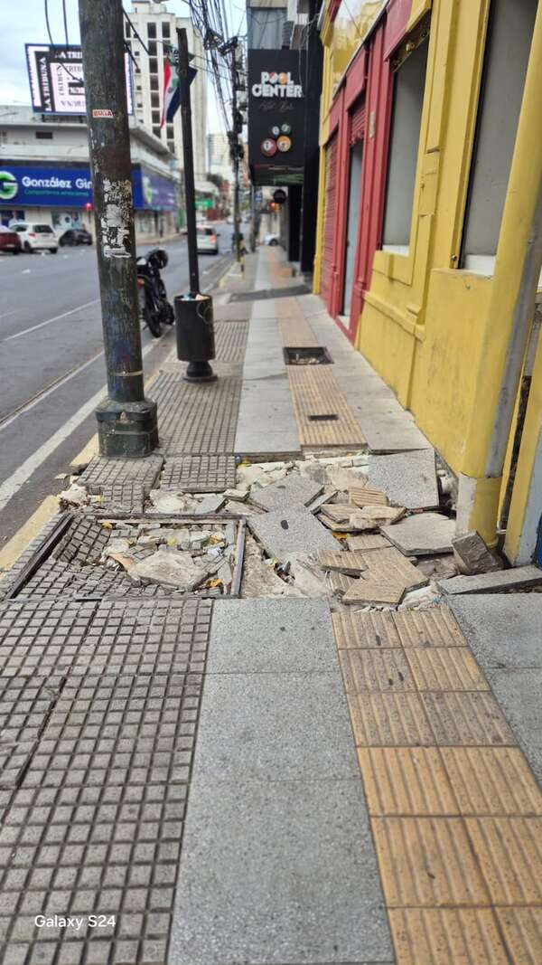 Lamentable vereda “inclusiva” en Asunción - Crónicas Ciudadanas - ABC Color