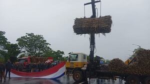 Cañicultores cierran la Ruta PY02 pese a la intensa lluvia: anuncian tractorazo en la zona - Nacionales - ABC Color