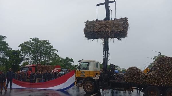 Cañicultores cierran la Ruta PY02 pese a la intensa lluvia: anuncian tractorazo en la zona - Nacionales - ABC Color