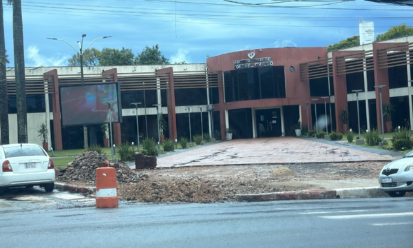 Municipalidad de Coronel Oviedo inicia obras para unificación de veredas en la calle Tuyutí - OviedoPress