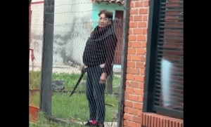 Vecinos denuncian a mujer que amenaza con machete a transeúntes en Villa Hayes
