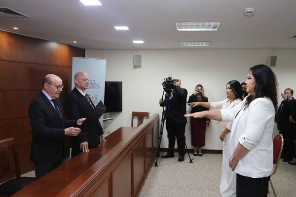 Presidente y ministro de la Corte Suprema tomaron juramento a magistradas