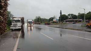 AUDIO: Cañicultores cierran la Ruta PY02 pese a la intensa lluvia: anuncian tractorazo en la zona - Periodísticamente - ABC Color