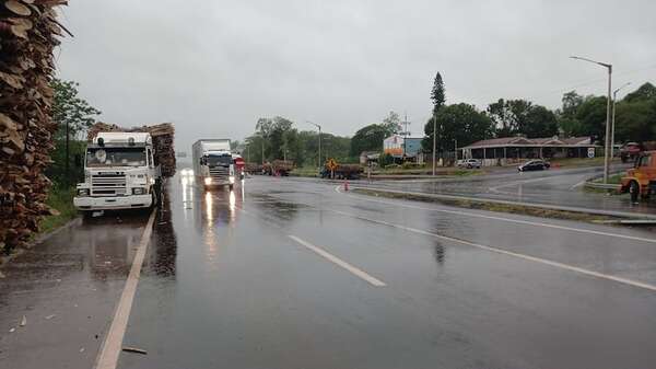 AUDIO: Cañicultores cierran la Ruta PY02 pese a la intensa lluvia: anuncian tractorazo en la zona - Periodísticamente - ABC Color