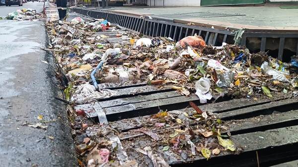 Sumidero repleto de basura en pleno centro •