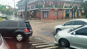 Caudaloso raudal cortó una calle en Luque •