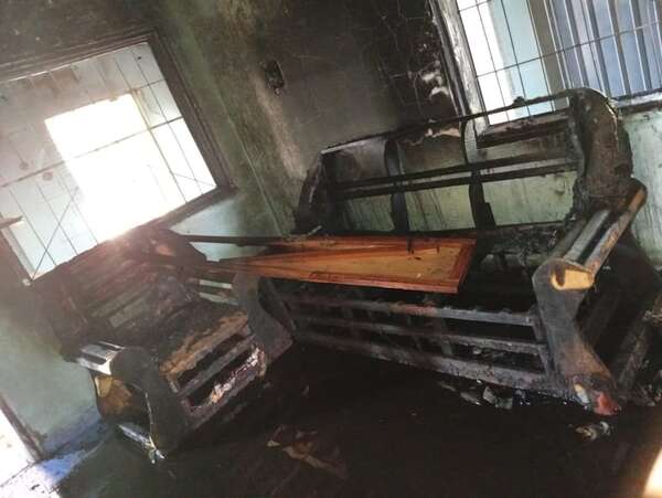 Hombre fue detenido tras incendiar su casa luego de discutir con su pareja  - Policiales - ABC Color