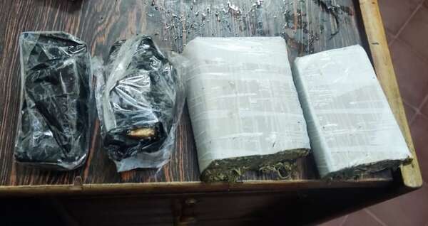 Incautan droga lanzada desde vehículos en los penales de La Esperanza y Tacumbú - Policiales - ABC Color