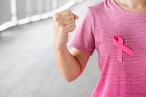 Octubre Rosa inicia con el lema "Esta lucha es de todos" y llaman a reforzar controles