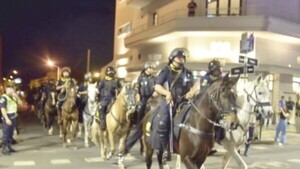 Denuncian a comisario por el robo de celu a manifestante
