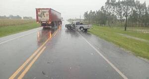 Choque entre camioneta y camión en San Juan Bautista deja un herido