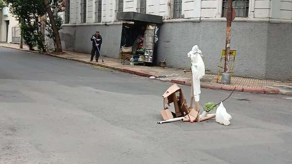 Vecinos señalizan de forma improvisada un peligroso pozo en el centro capitalino - Nacionales - ABC Color