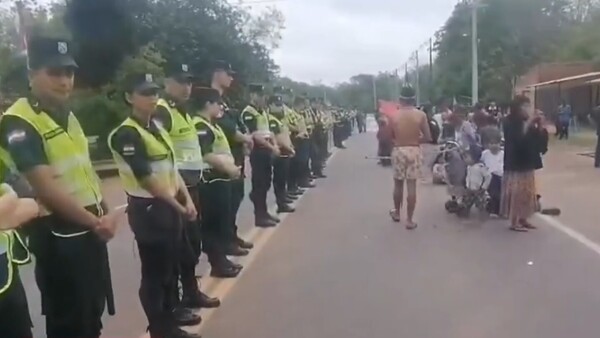 Indígenas cierran parte de la Ecovía y otras rutas del país: “Cambio del presidente del Indi ya”