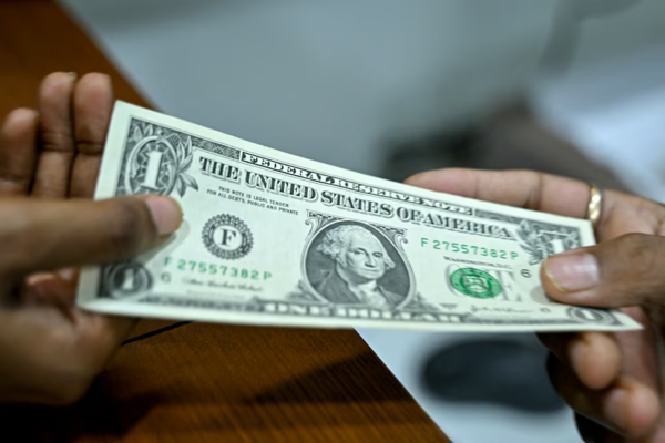 ¡Contra todo pronóstico! El dólar afronta su cotización más baja en 3 años