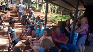 Reina el hedor a orín en el principal atajo de turistas en Ciudad del Este