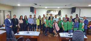 Feriantes de Ciudad del Este piden apoyo para reparar el cielo raso de su local - ABC en el Este - ABC Color