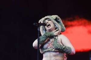 Lola Young cancela todos sus conciertos tras haberse desmayado en  el escenario  - Música - ABC Color