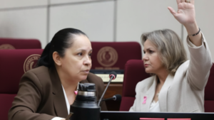 Paredes acusa a Lilian de evitar interpelación "invitando a tomar café" a Riera y comandante