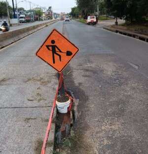 Baches peligrosos en días de lluvia: reparan avenida luego de accidentes  - Nacionales - ABC Color