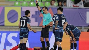 La tarjeta verde expulsa por primera vez a un paraguayo en un Mundial: ¿Muy rigurosos?
