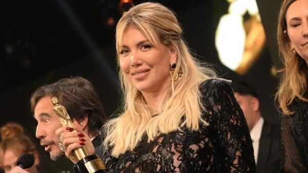 Popular / Escándalo: ¡Wanda Nara se habría robado una estatuilla de los Martín Fierro!