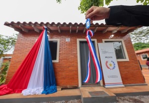 Gobierno entregó 42 viviendas a familias del territorio social Pa’i Ñu en Ñemby - El Trueno