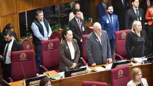 Opositores piden a Peña explicar de dónde sale dinero que llega a Mburuvicha Róga
