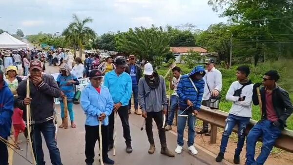 Nativos endurecen protesta con cierre total en Yby Yaú - Concepción al Día