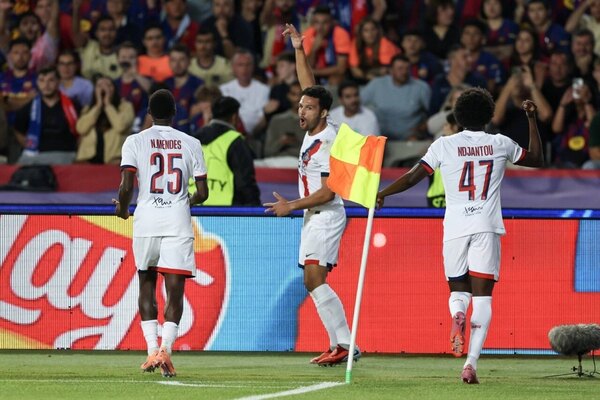 Versus / El PSG le da el golpe de gracia al Barcelona en el descuento