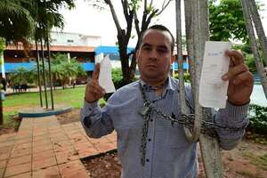 Politécnica UNA: docente reclama irregularidad en concurso y se encadena frente a la Facultad - Nacionales - ABC Color