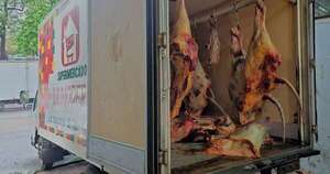 La Nación / DNIT decomisó camión con carne vacuna, pero fue liberado tras protesta de faenadores