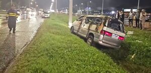 Popular / Furgón chocó y volcó: El conductor huyó y upei se supo mba'erepa
