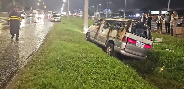 Popular / Furgón chocó y volcó: El conductor huyó y upei se supo mba'erepa
