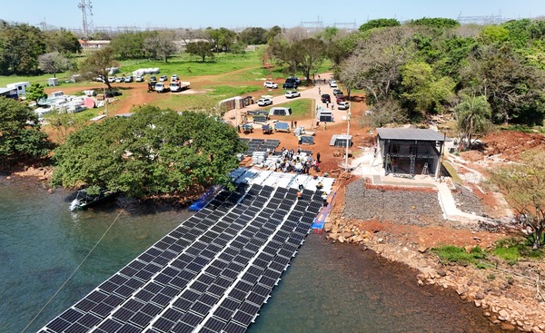 Paneles solares flotantes de Itaipú: ajustan amarres y alistan pruebas de funcionamiento - ADN Digital
