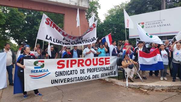 Huelga de funcionarios de Senacsa: cierran calle frente a la sede de San Lorenzo  - Nacionales - ABC Color