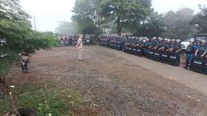 Fuerte contingente policial llega hasta el km 155 de la Ruta PY02 para evitar cierre prolongado por parte de cañicultores - Nacionales - ABC Color