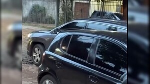 Estacionó frente al garaje ajeno para ir al motel y la escracharon
