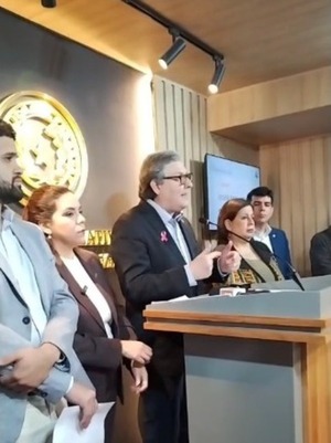 Opositores promueven una denuncia penal contra el presidente Santiago Peña