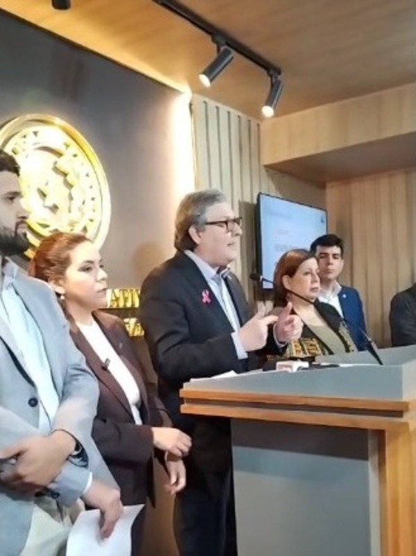Opositores promueven una denuncia penal contra el presidente Santiago Peña