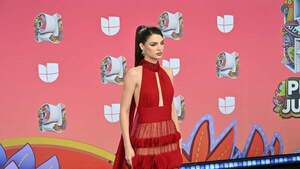 El impactante look rojo de Nadia Ferreira en los Premios Juventud 2025