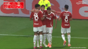 Versus / Oscar Romero se mandó un golazo, pero lo anularon de manera increíble