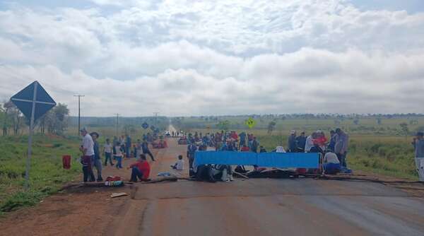 Indígenas y campesinos bloquean la Ruta PY11 en San Pedro - Nacionales - ABC Color