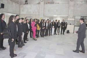 Alumnos de Unida visitaron el Palacio de Justicia de Asunción