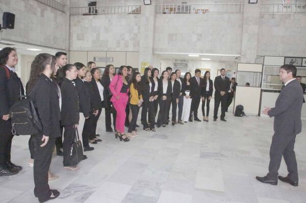 Alumnos de Unida visitaron el Palacio de Justicia de Asunción