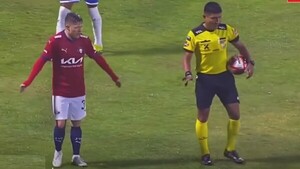 Como para rajar de ahí: Rayo cayó durante un partido en Bolivia