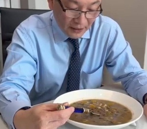 Embajador de Taiwán se sumó a nuestra tradición comiendo un suculento jopara