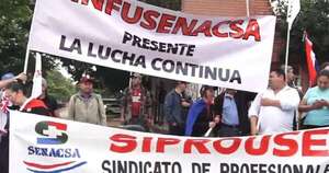 La Nación / Sindicatos del Senacsa inician huelga por un reajuste salarial del 40 %